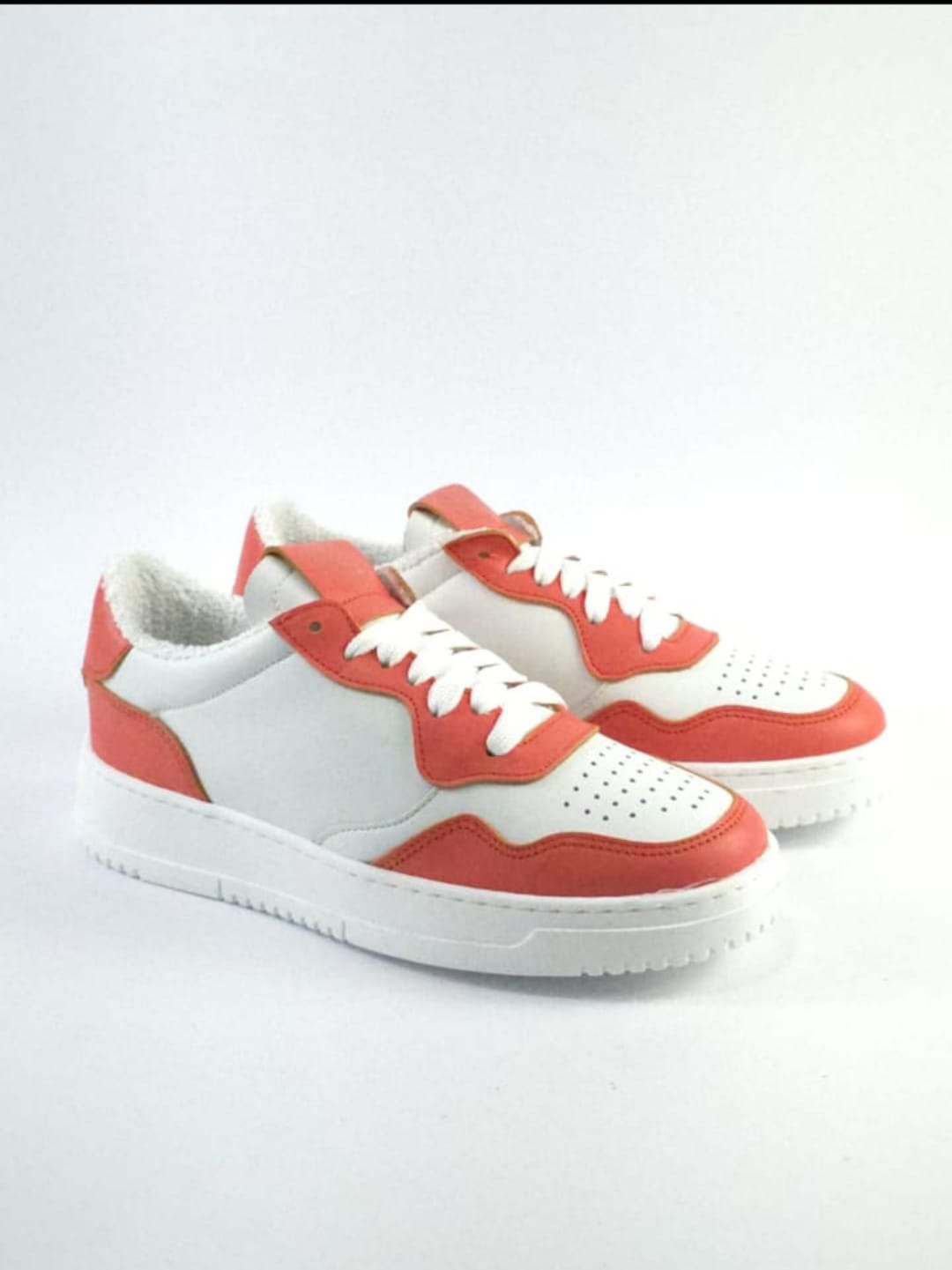 Sneaker arancio e bianca