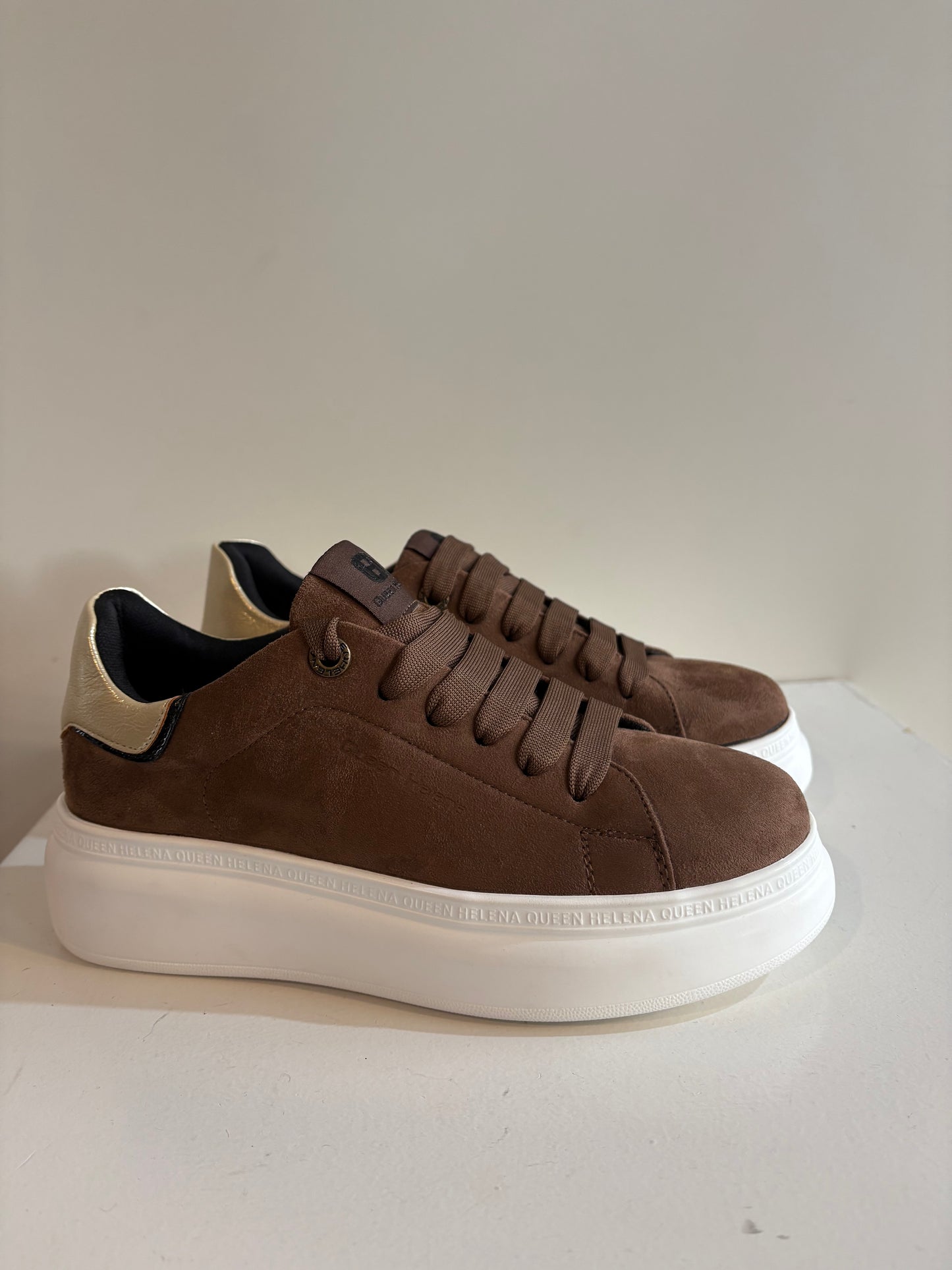 Sneaker Color Brown