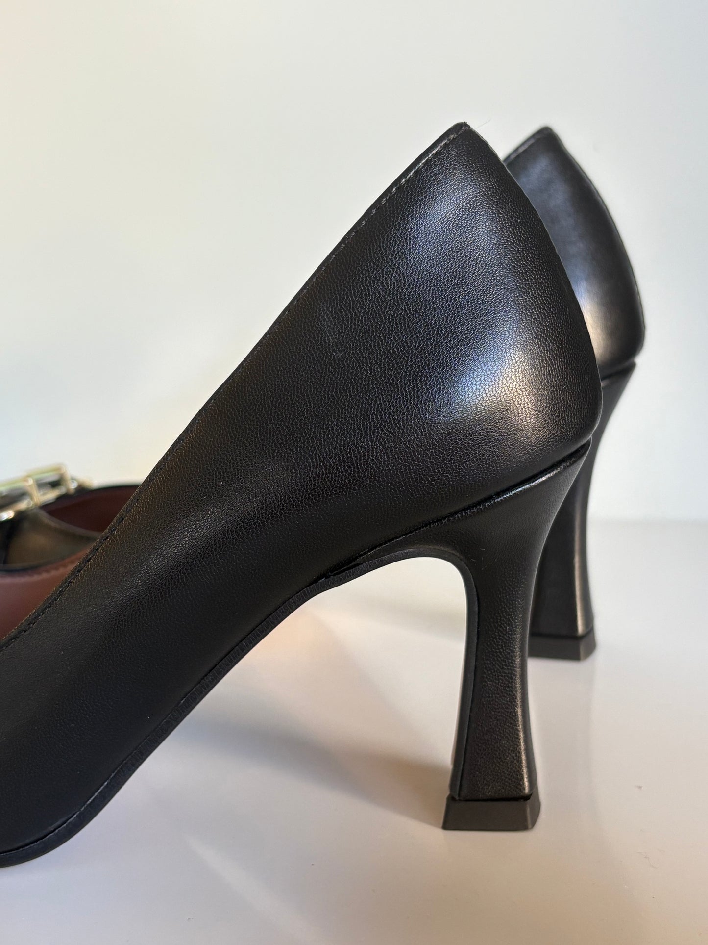 Décolleté con morsetto nero