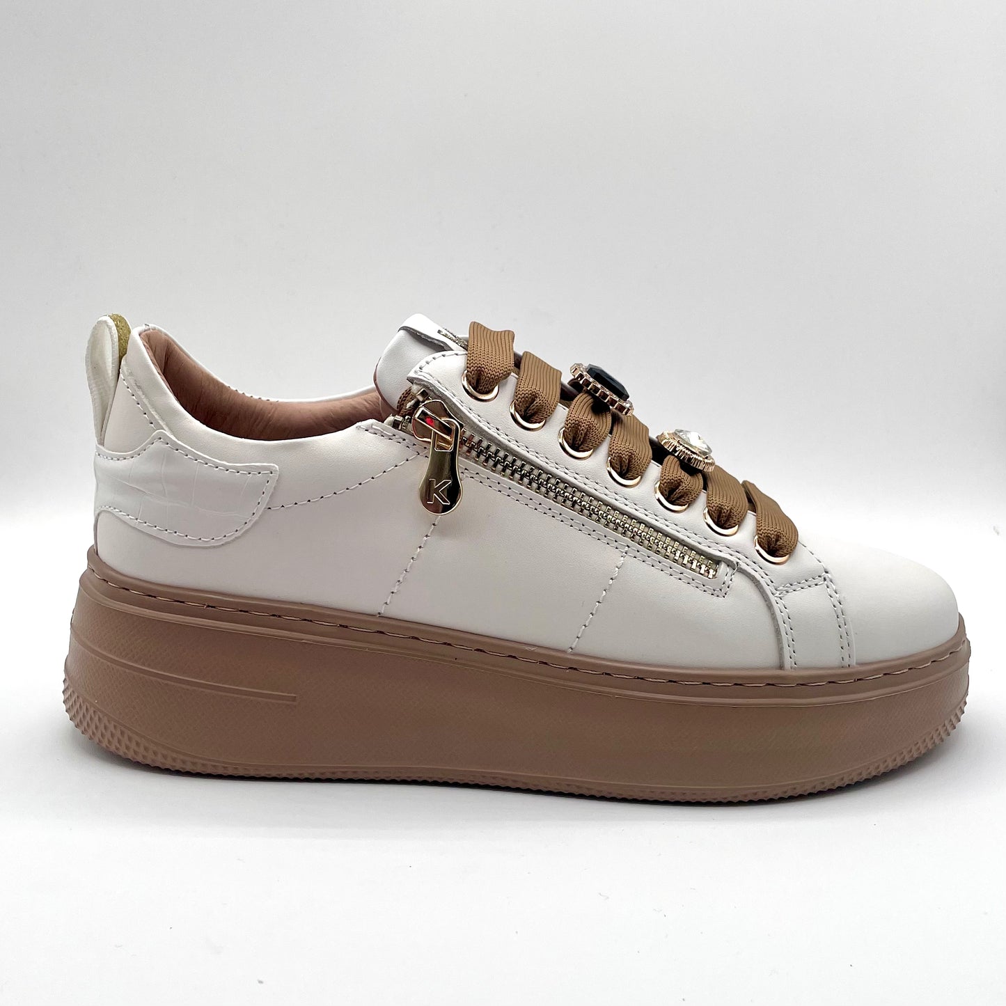 Sneaker in pelle bianca con gioiello