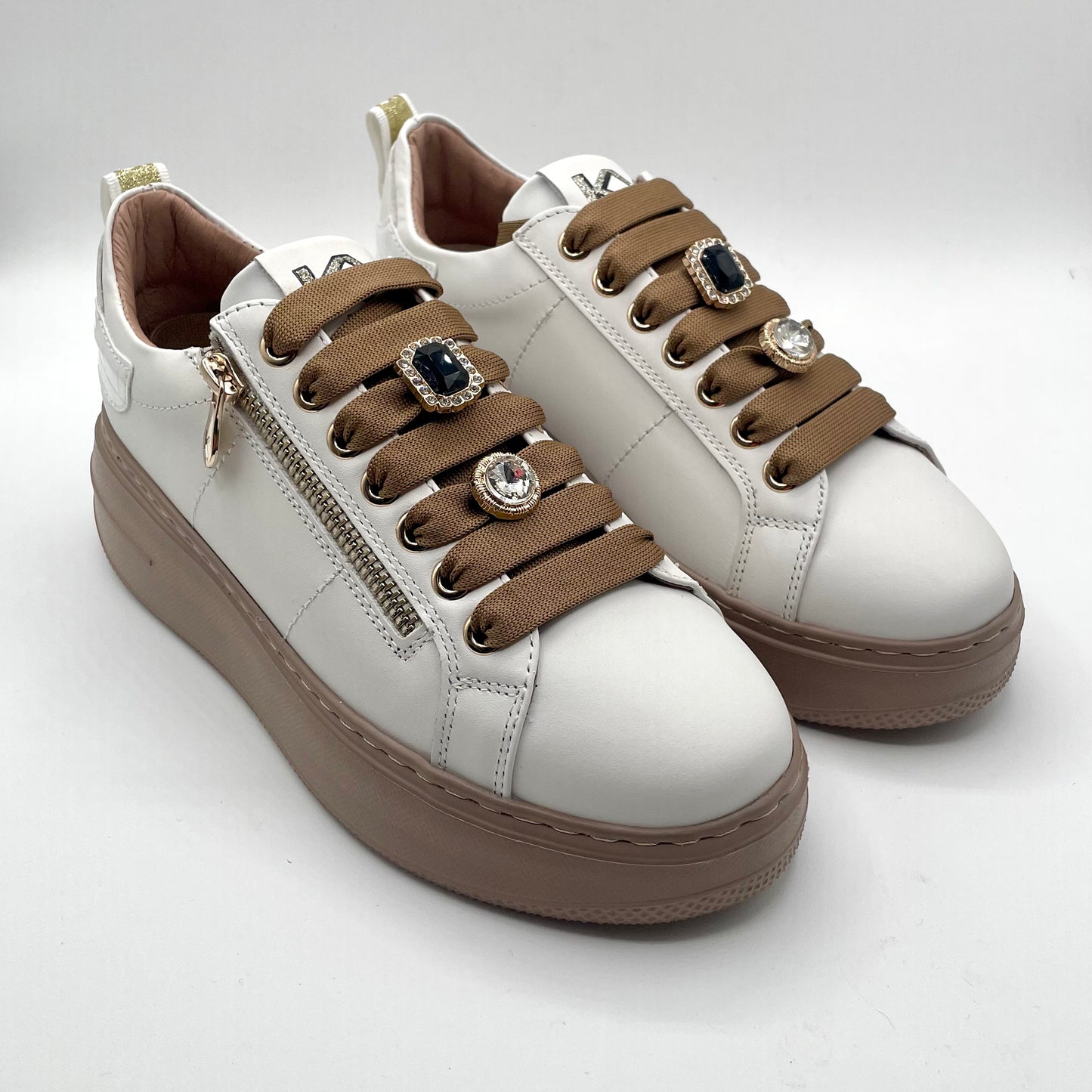 Sneaker in pelle bianca con gioiello