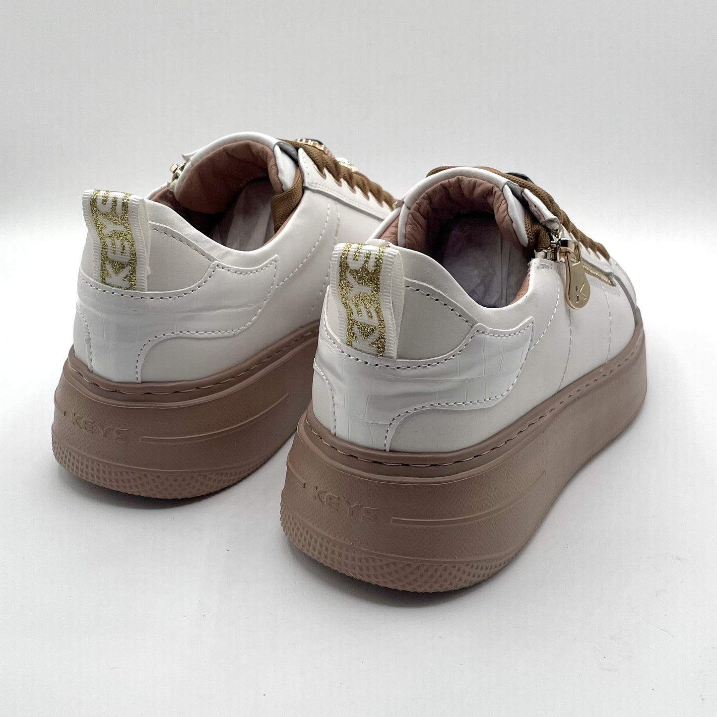 Sneaker in pelle bianca con gioiello