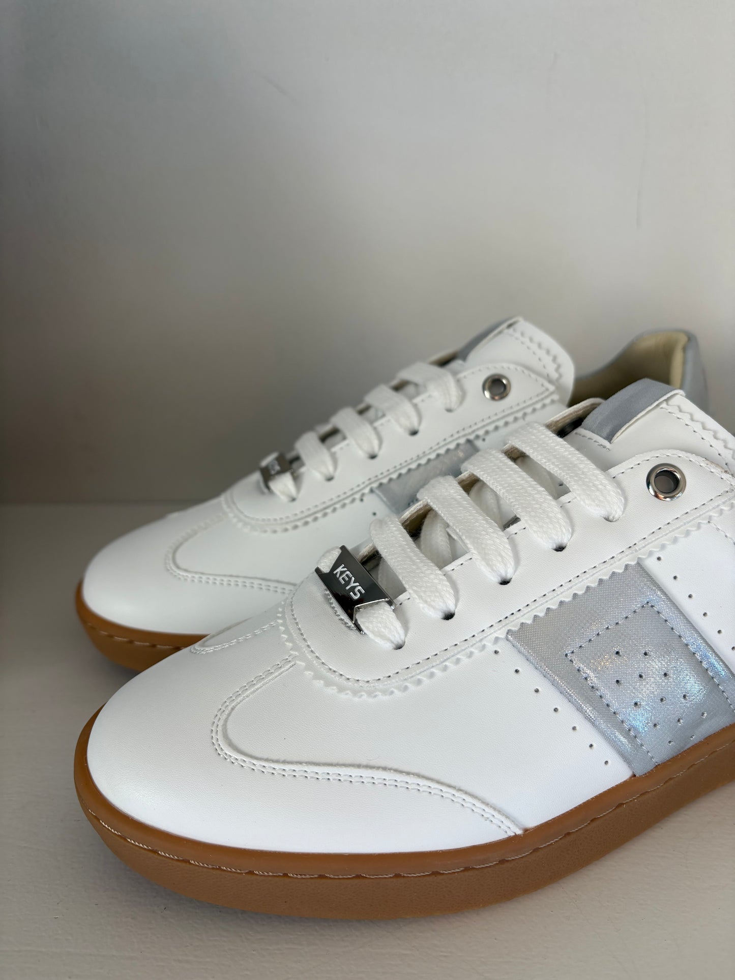 Sneakers bianche e argento