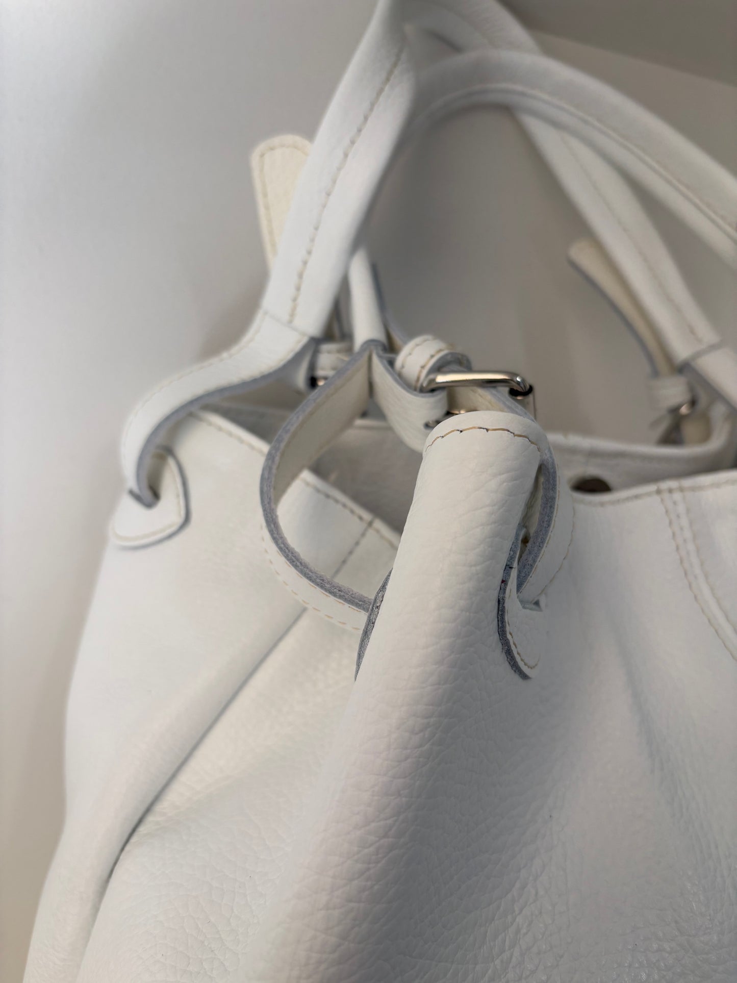 Borsa bianca con tracolla in pelle