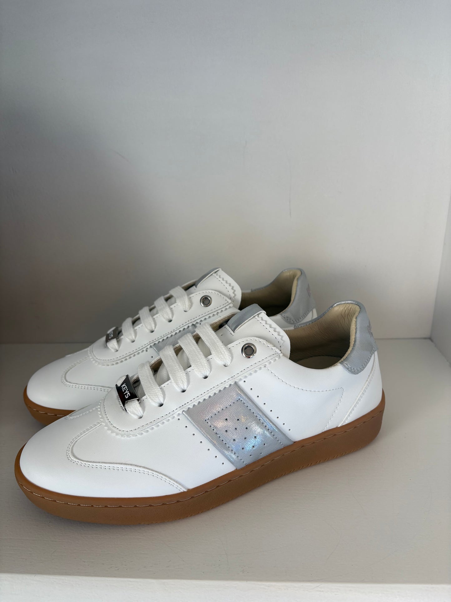 Sneakers bianche e argento