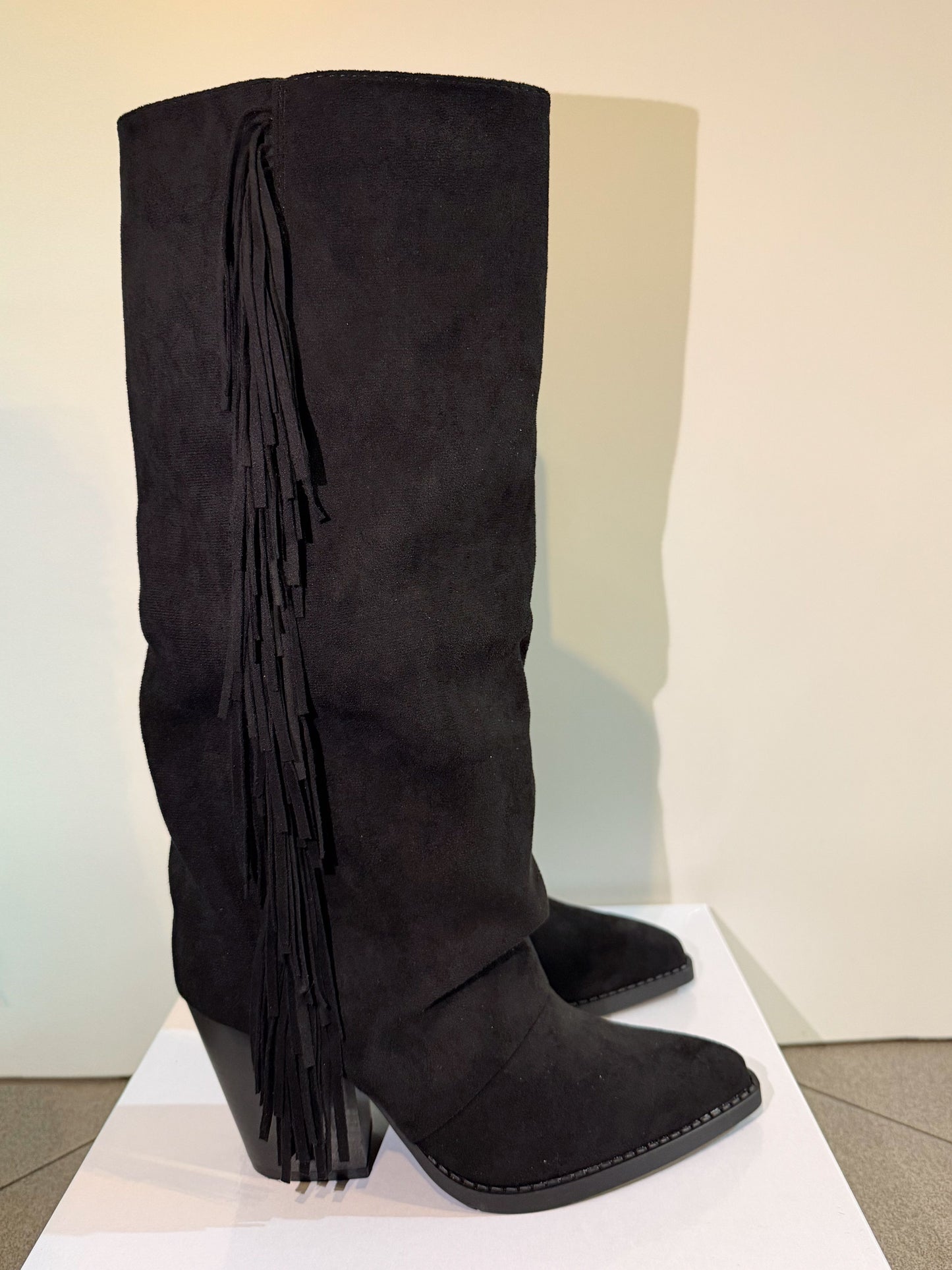 Stivale effetto camoscio con frange