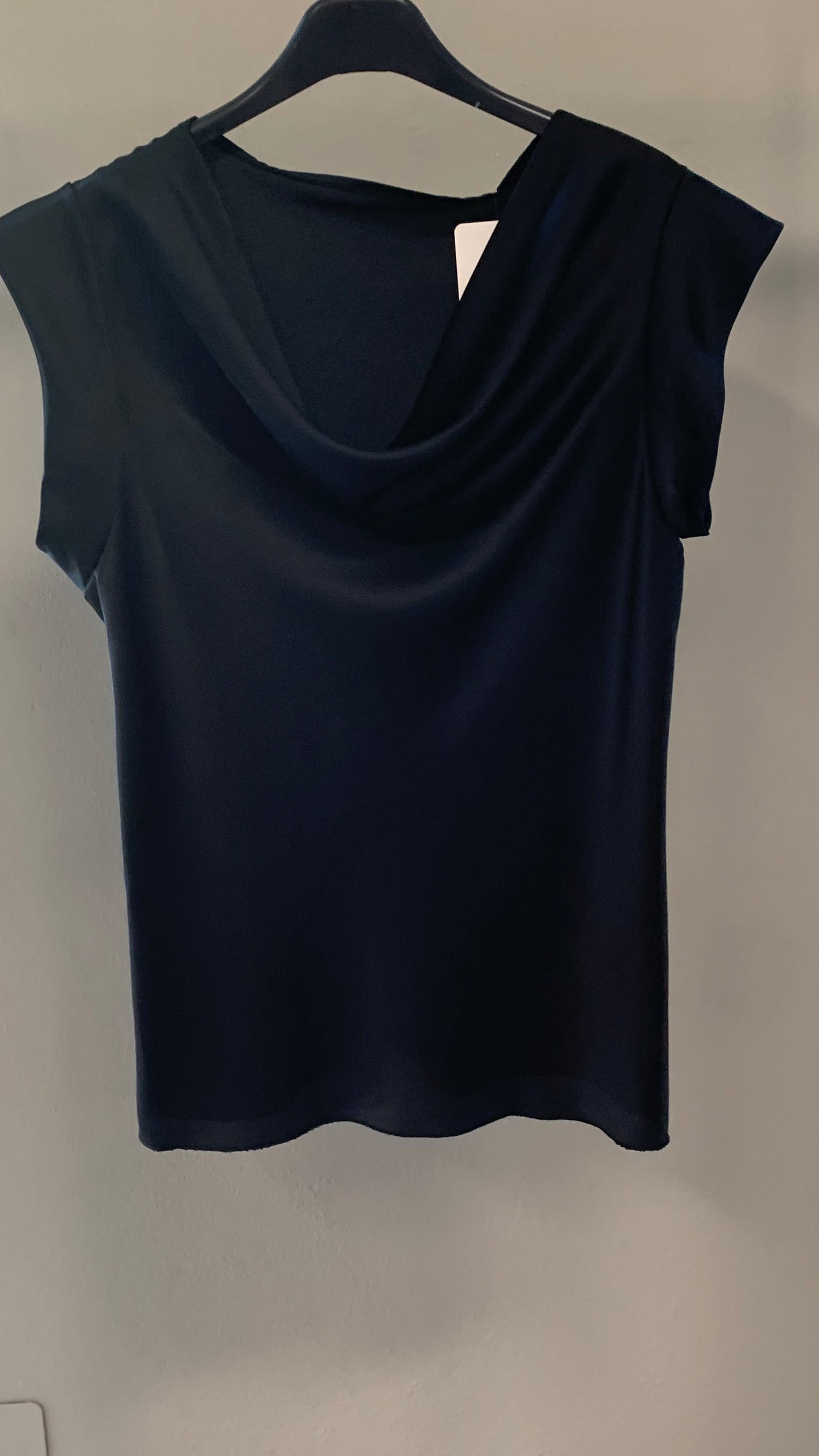 Top nero con drappeggio