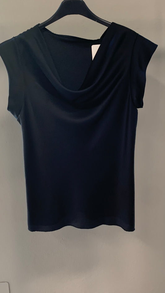 Top nero con drappeggio