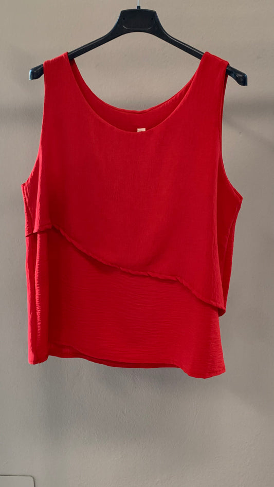 Top rosso con dettaglio trasversale