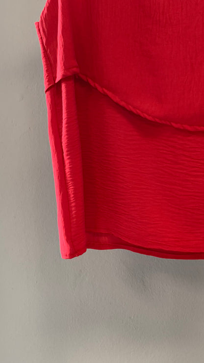 Top rosso con dettaglio trasversale