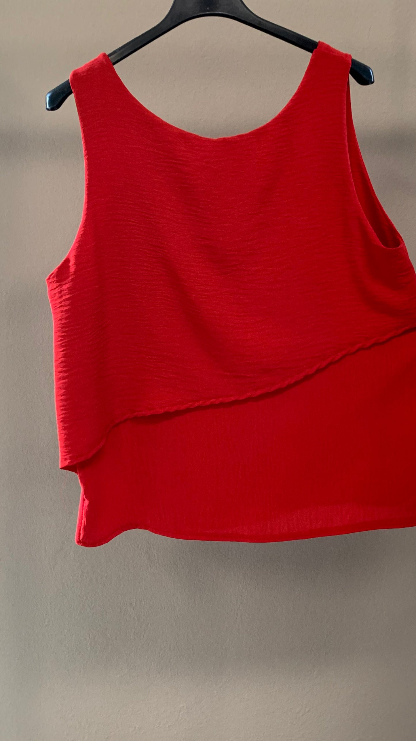 Top rosso con dettaglio trasversale