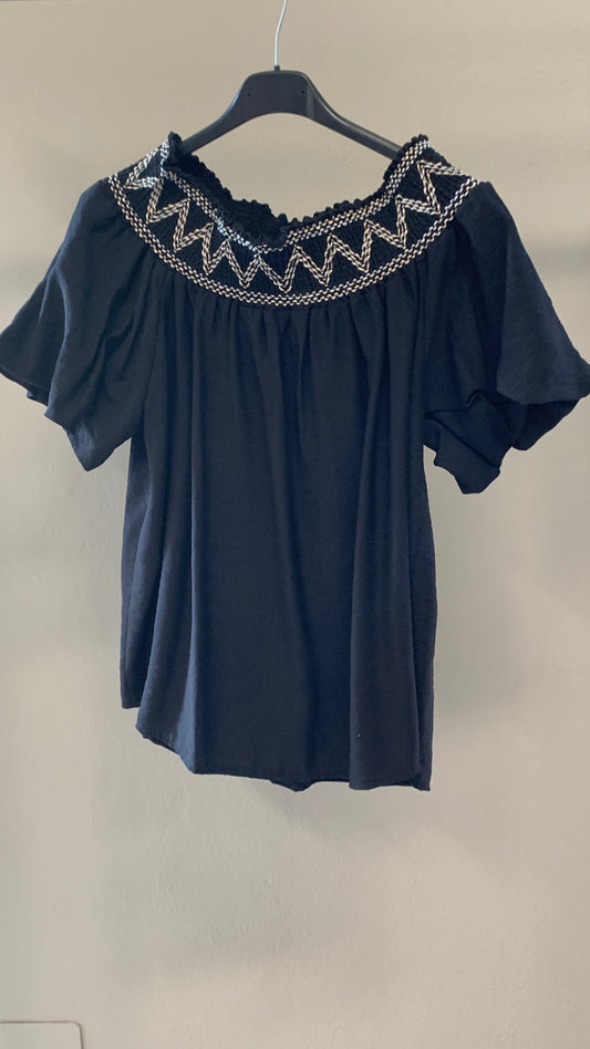 T-shirt nera con dettaglio