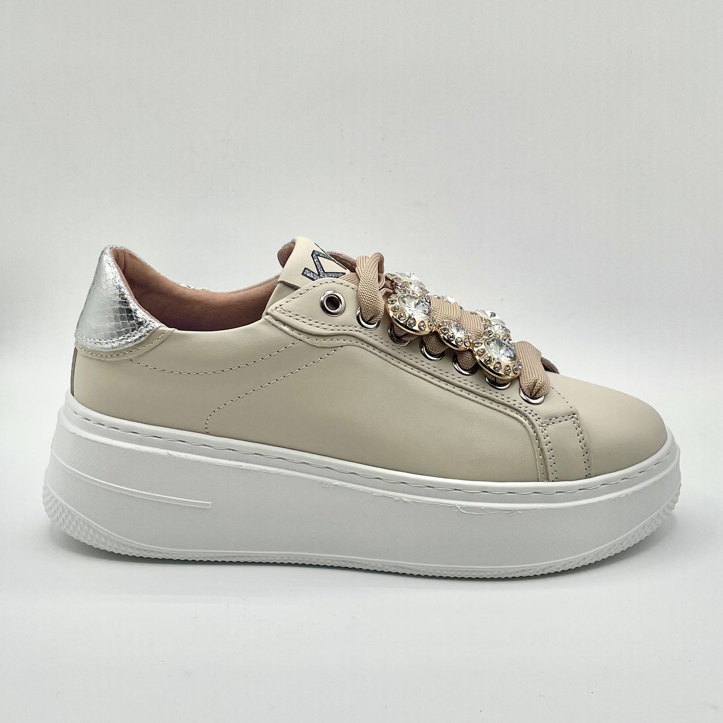 Sneaker in pelle con gioiello