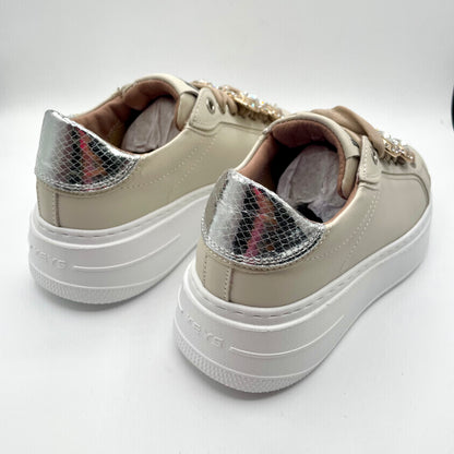 Sneaker in pelle con gioiello